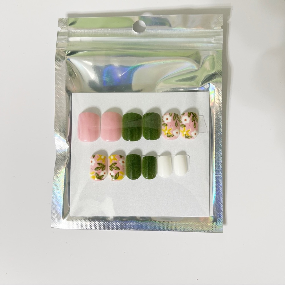 24pc Floral Garden Press-On Nails – Pink, Green & Flower Design 🌸
